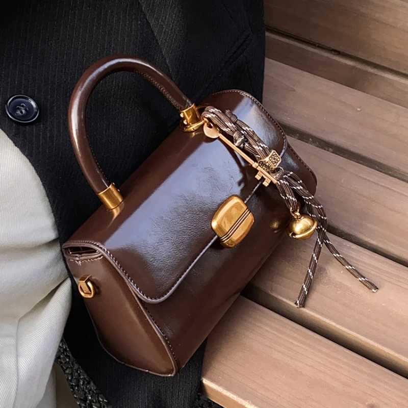 Korean high-end retro handbag womens 2025 new autumn and winter retro cross body bag fashionable handheld small square bag Y250319