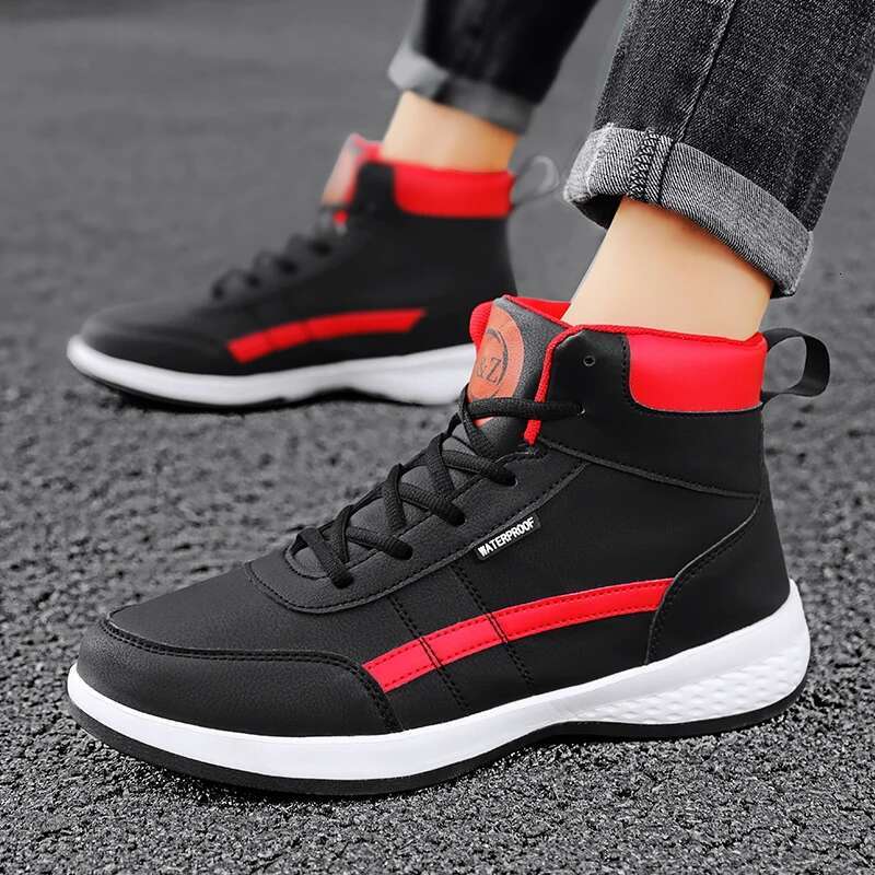 2025 new men's autumn lightweight lace up new board shoes with soft soles, casual vulcanized designer fashion sports shoes, short boots