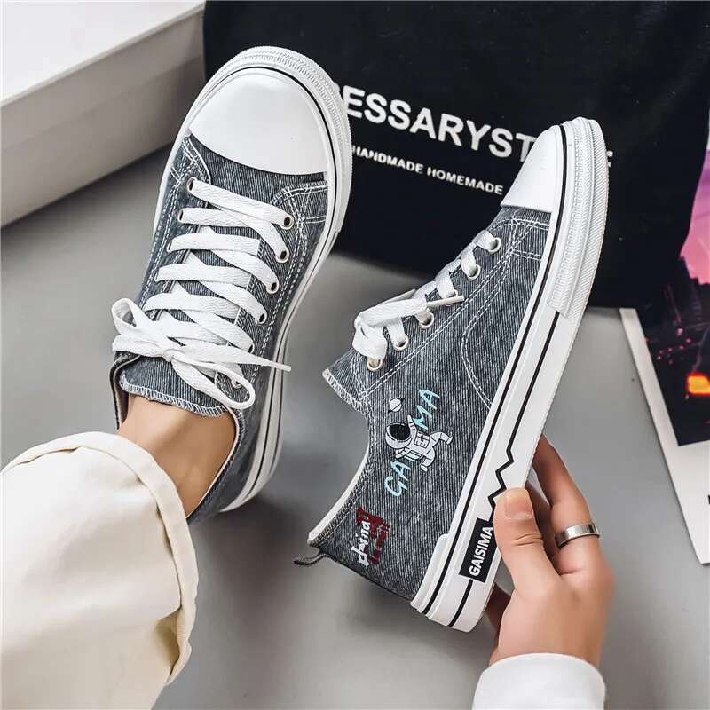 2025 New Outdoor Graffiti Low cut Canvas Sports Designer Fashion and Leisure Student Board Shoes