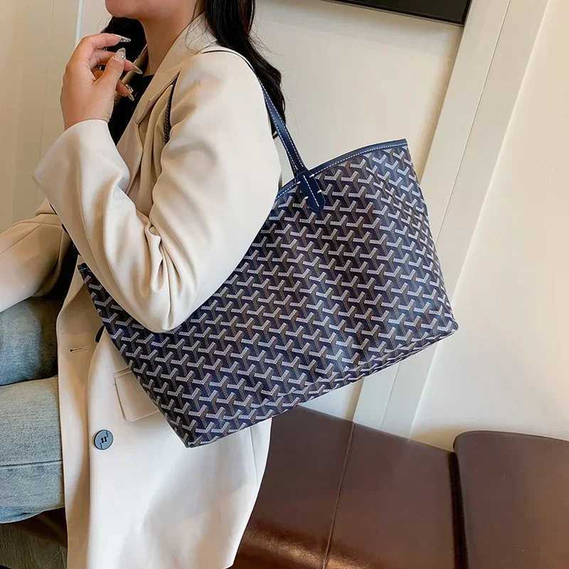 Chic Solid Color Leather - Trendy Minimalist Crossbody Purse for Women - Paris Inspired Designer Commuter Handbag Y250319