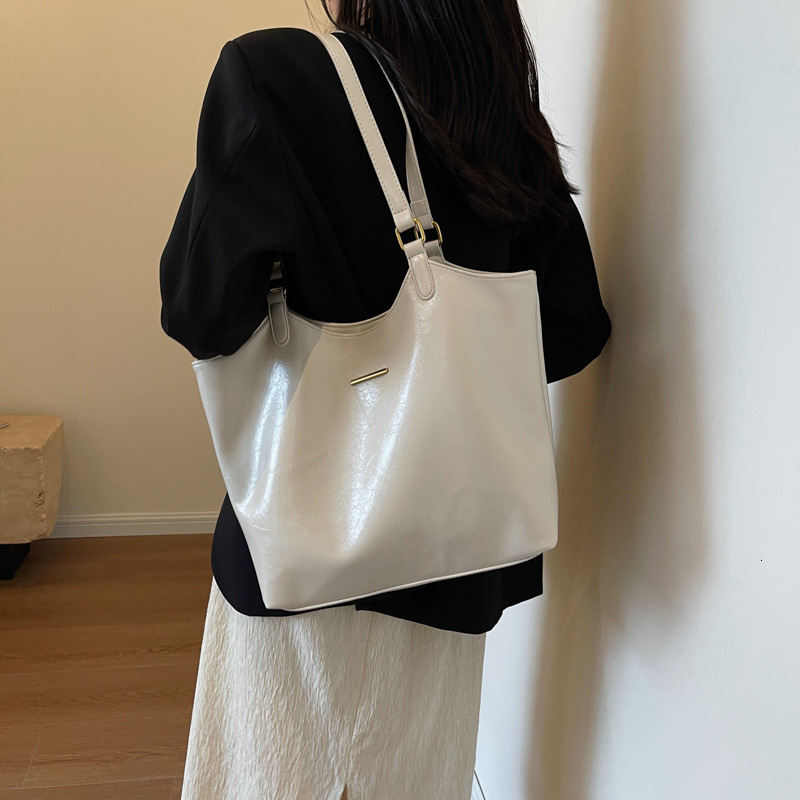 Commuter 2023 New Soft Leather Niche High Quality Fashion Versatile Classroom Large Capacity Tote Women's Bag Fashion Shoulder Bags