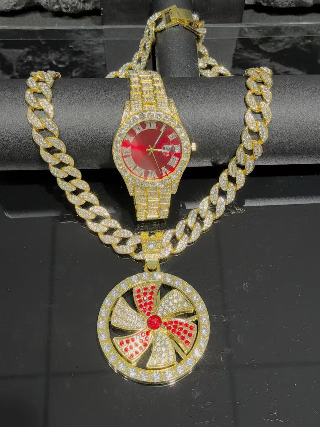 2025 Latest Fashion jewelry collection of high quality necklaces and handpieces of trendy fashion jewelry