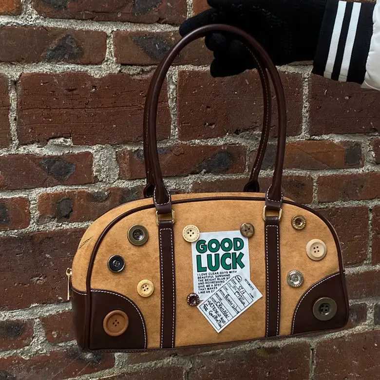 Home>Products>Retro American Wooden Metal Button Handbag>Suede Bottom Bag>Womens Large Capacity Messenger Bag Y250319