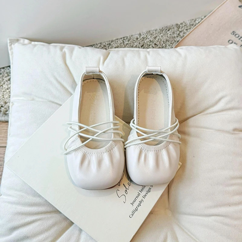 Baby womens shoes fashionable solid color casual Mary Janes soft apartment childrens leather comfortable slippers 250319