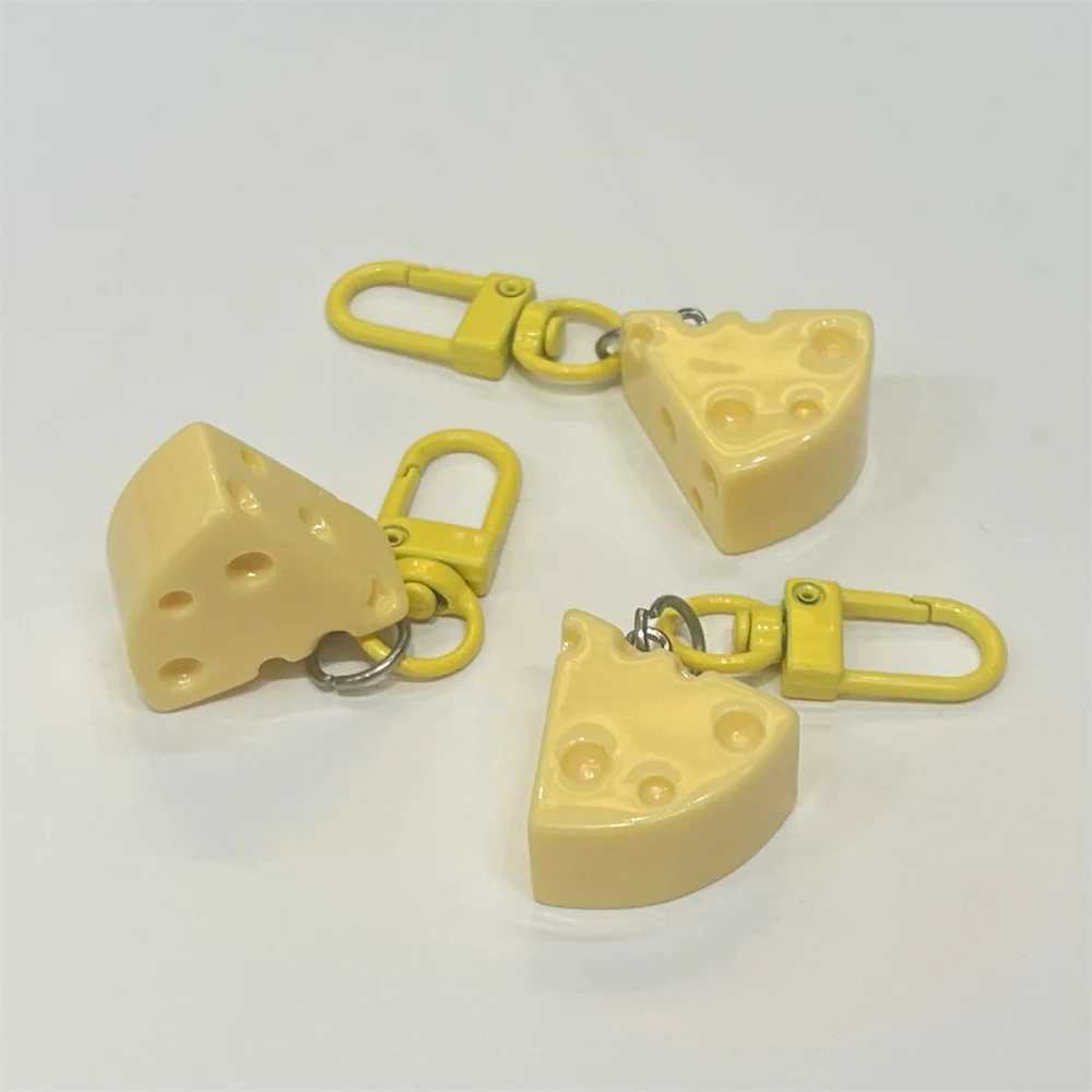Milk yellow cheese block keychain imitation food game resin keychain student girl jewelry pendant gift newXJ250319
