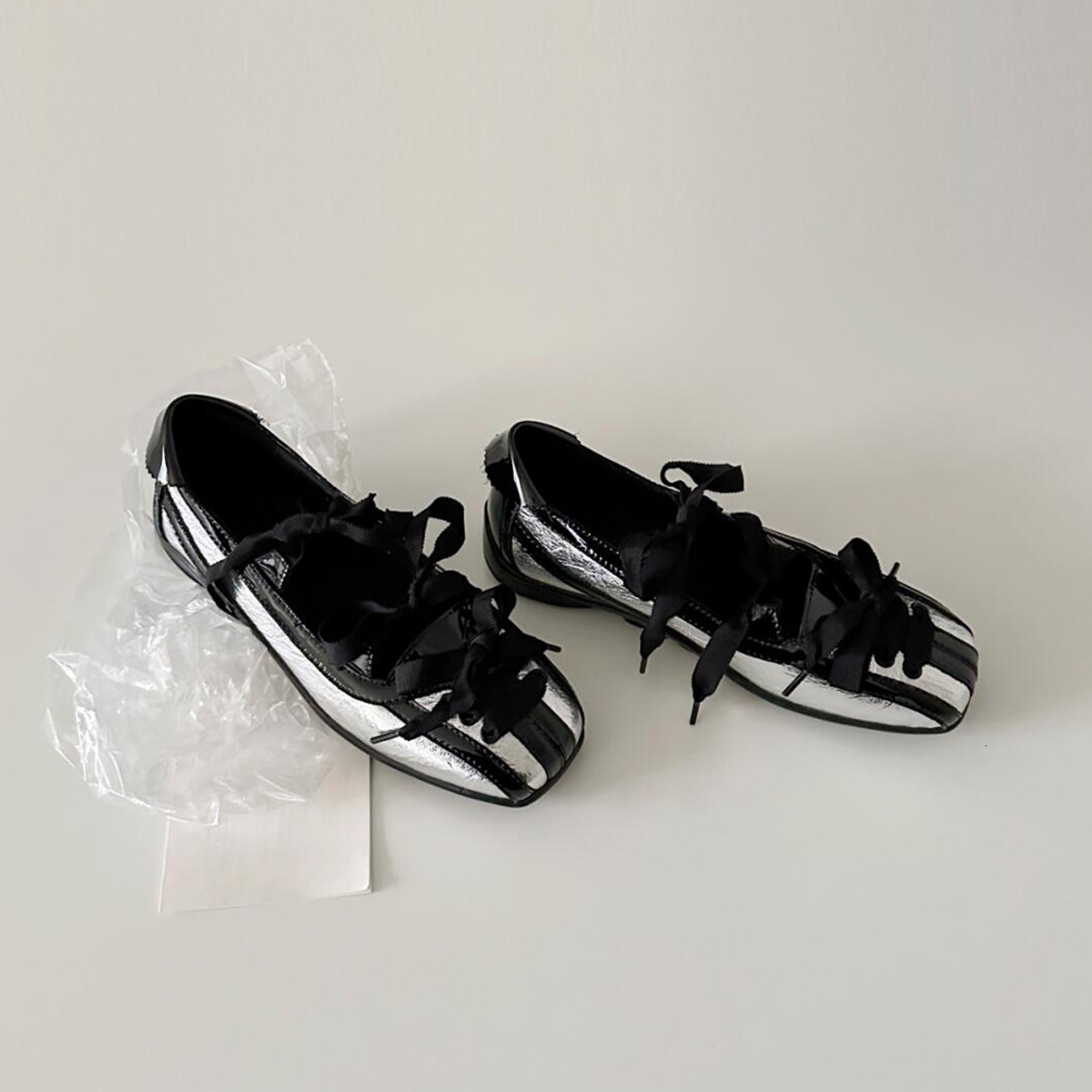 2025 new French niche ballet style bowling tie tied flat shoes designer fashion sports single shoes
