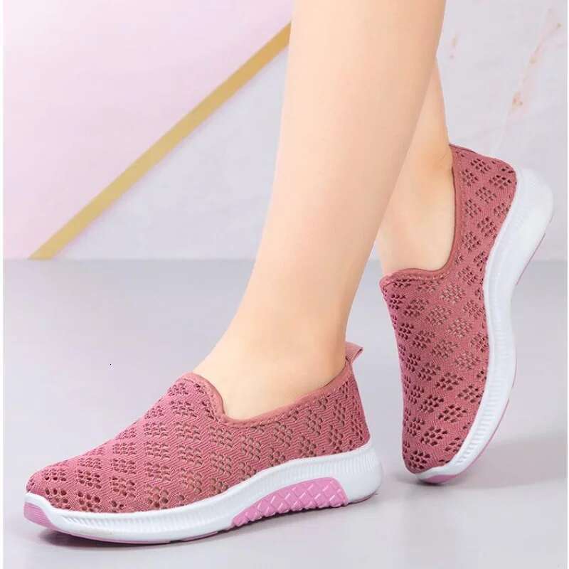 Summer Old Beijing Cloth Flat Hollow Mesh Sports and leisure Comfort able Anti Slip Soft Botto m Women's Shoes