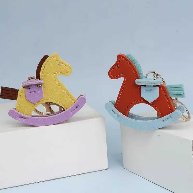 2024 Fashion Designer PU Leather Shake Horse Keychain Pony Pendant Decoration Womens Bag Keychain Charm AccessoriesXJ250319