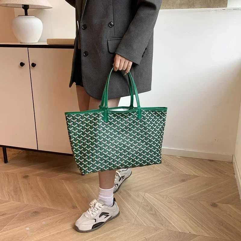 Chic Solid Color Leather - Trendy Minimalist Crossbody Purse for Women - Paris Inspired Designer Commuter Handbag Y250319