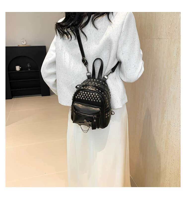2025 New Free Shipping Light Luxury Women's Fashion Rock Backpack High Quality Design Handbag Rivet Punk Youth Backpack Computer Bag Backpack Out
