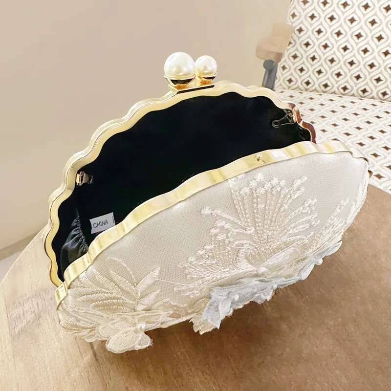Shell Shape Evening Bags New Fashion White Embroidered Lace Clutches Vacation Crossbody Chain Bag Wedding Party Handbag Purse