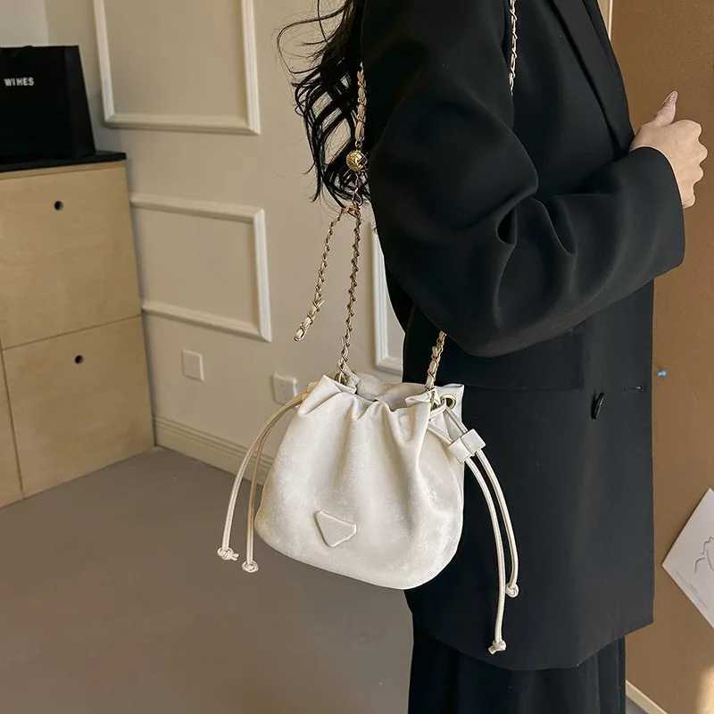 Simple New Fashion Bucket Bag Crossbody Bag Popular Chain Handbag Womens Bag 2024 Spring Shoulder Bag Purses and Handbags Y250319