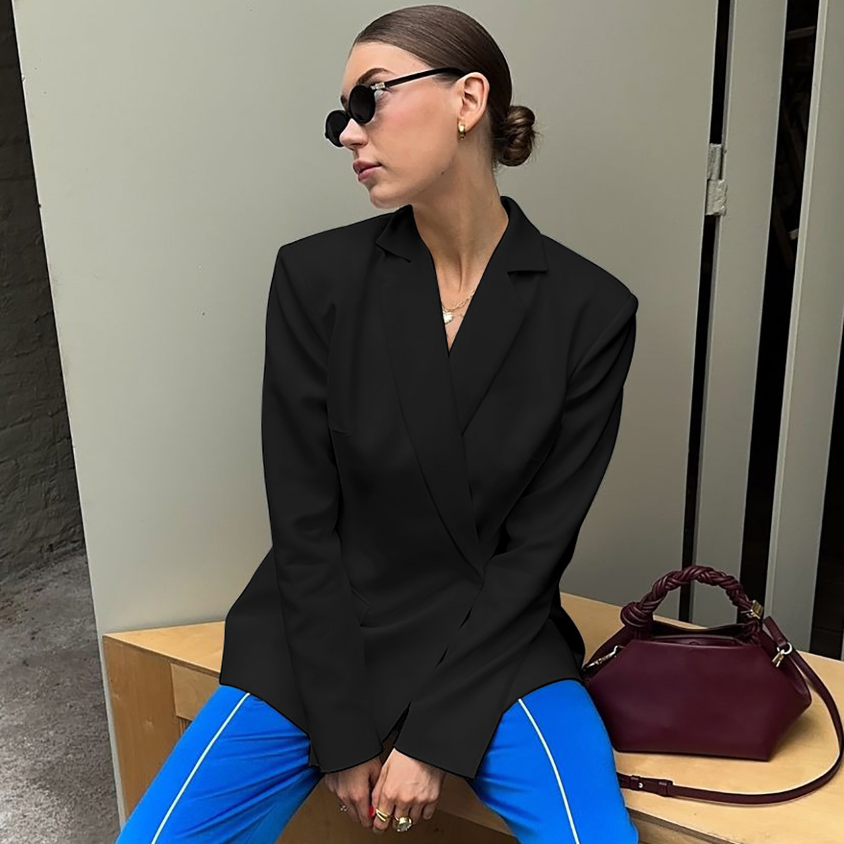 D317Trendsetting Ladies' Long-Sleeved Jumper Jacket | Stylish and Sleek Backless Design for A/W 2025