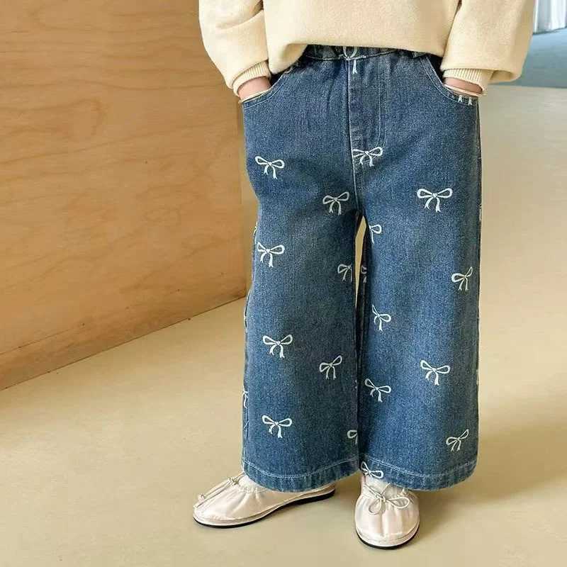 Girls printed bow jeans for autumn and spring 2024 childrens loose and fashionable pants childrens waist bag straight baby wide leg jeans for 1-6 year