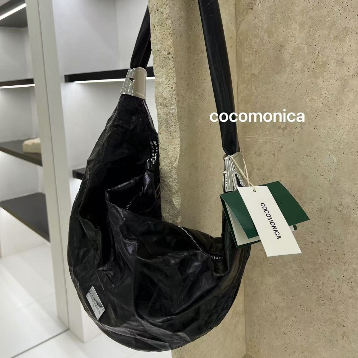 Design Sense: Wrinkled Soft Leather Crescent Shaped Armpit Hand-Held Single Shoulder Crossbody Women's Bag, Fashionable And Versatile, Cool Waist