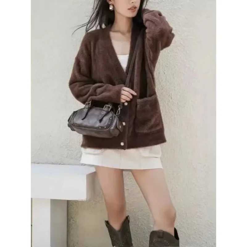 2024 New Niche Vintage Motorcycle Bag Womens Versatile Shoulder Crossbody Bag Chinese Mainland High end Handbag Y250319