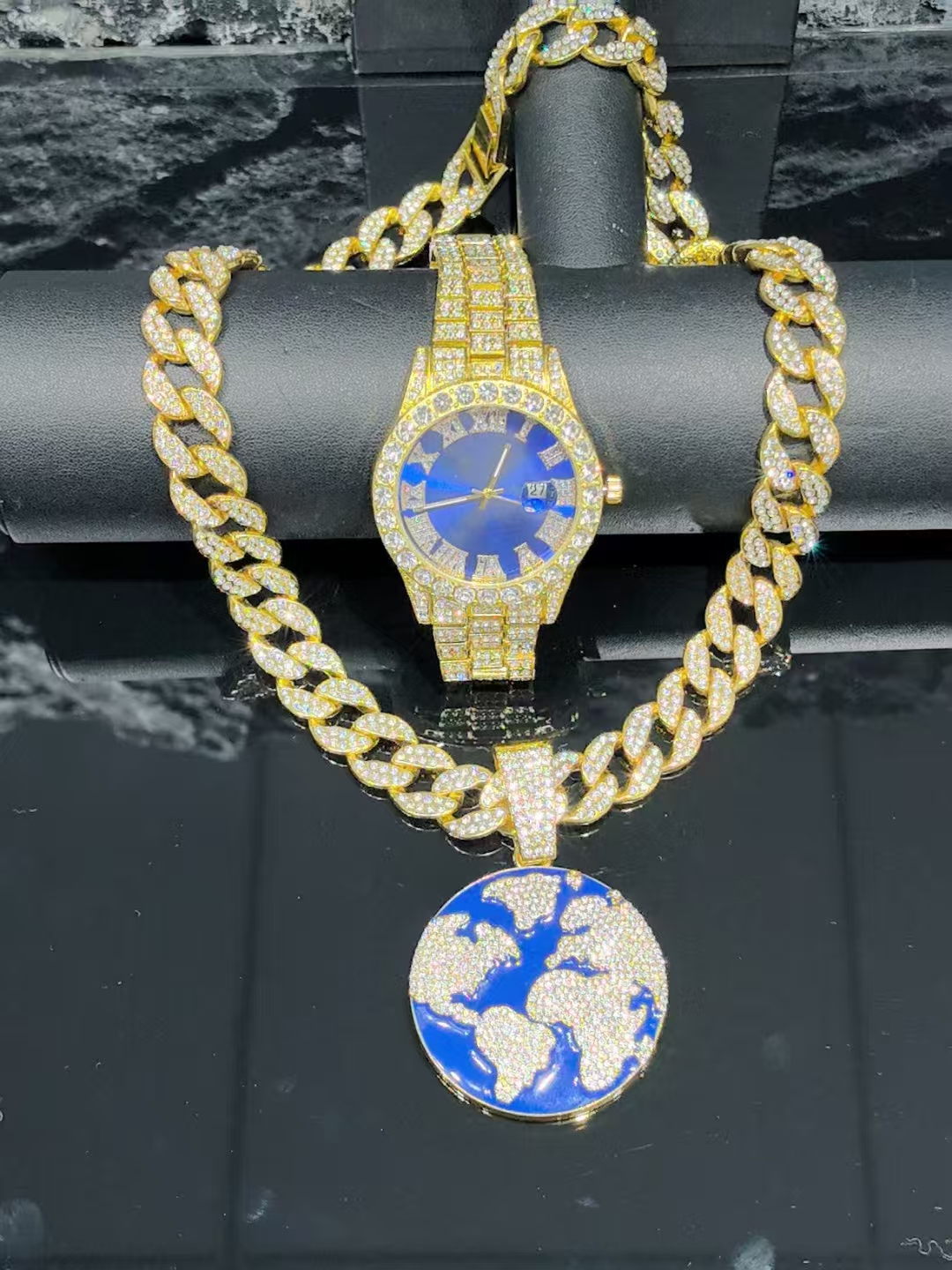 2025 Latest Fashion jewelry collection of high quality necklaces and handpieces of trendy fashion jewelry