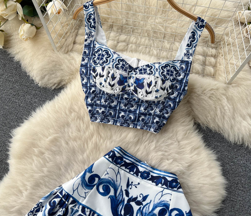 Women Two Piece Set Of Short Strapless Suspender With Three-Dimensional Chest Pad And Pleated Skirt