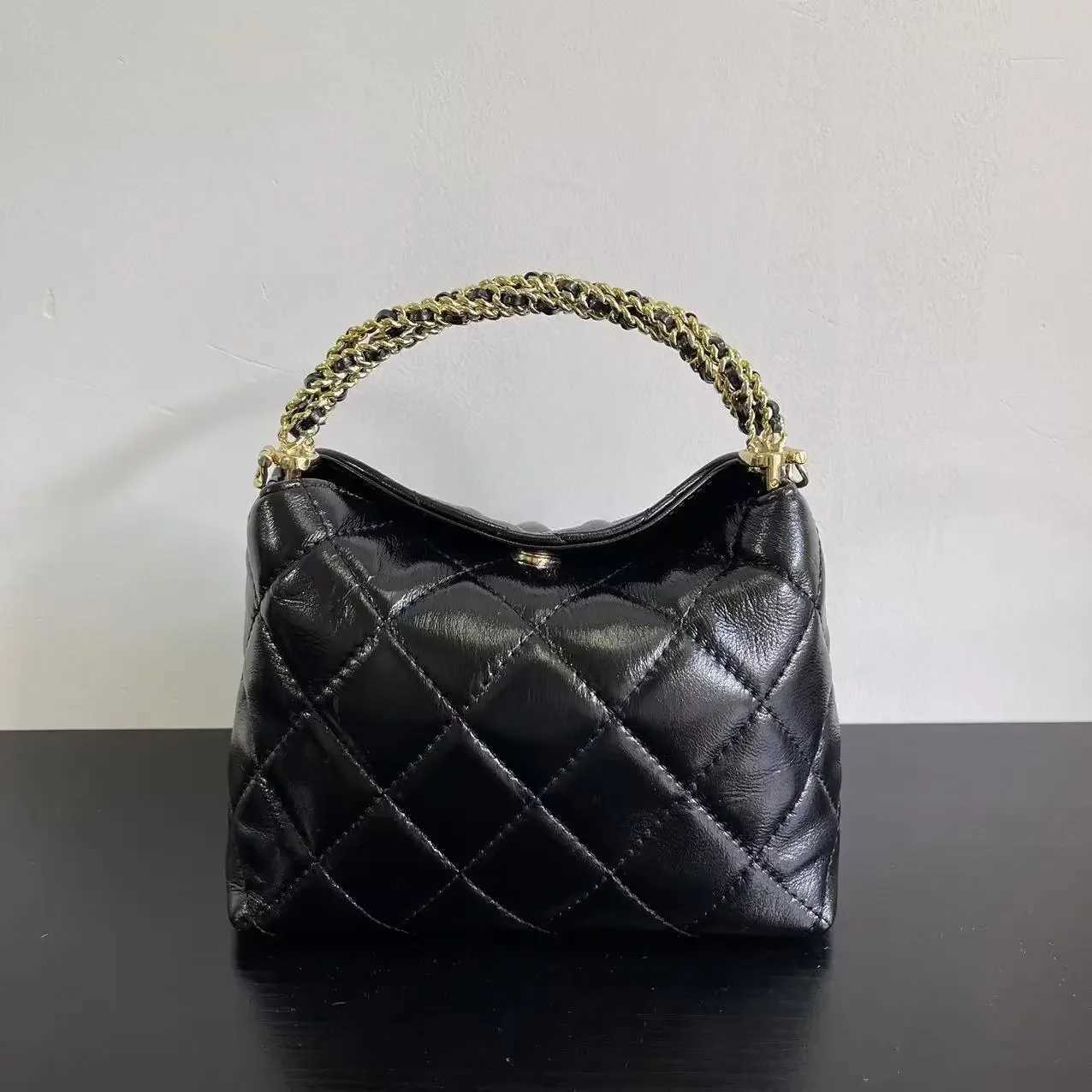 Fashionable womens Argyle chain homeless cross body bag soft retro bucket bag with handle suitable for womens shoulder bag Y250319
