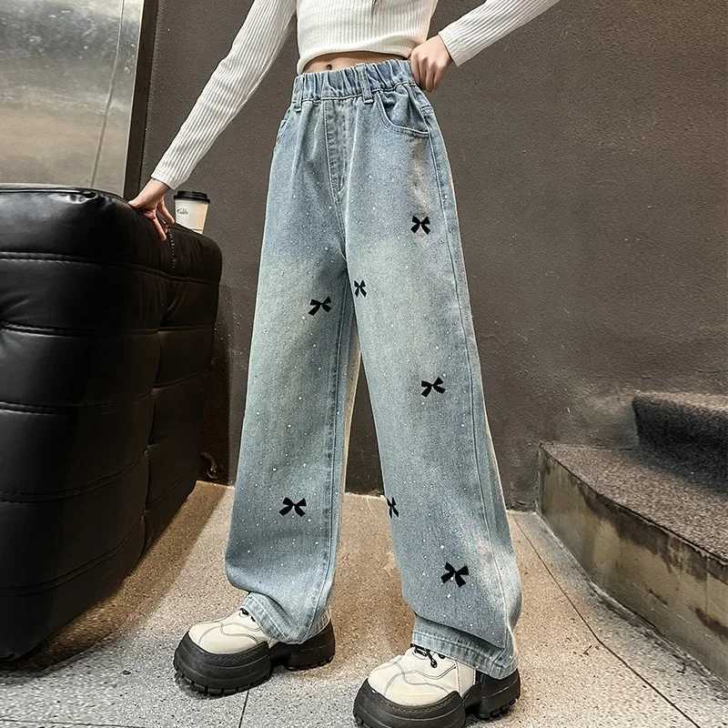 Spring 2025 childrens casual jeans with bow embroidery suitable for girls fashion street jeans childrens high waisted jeans TrousersT250326