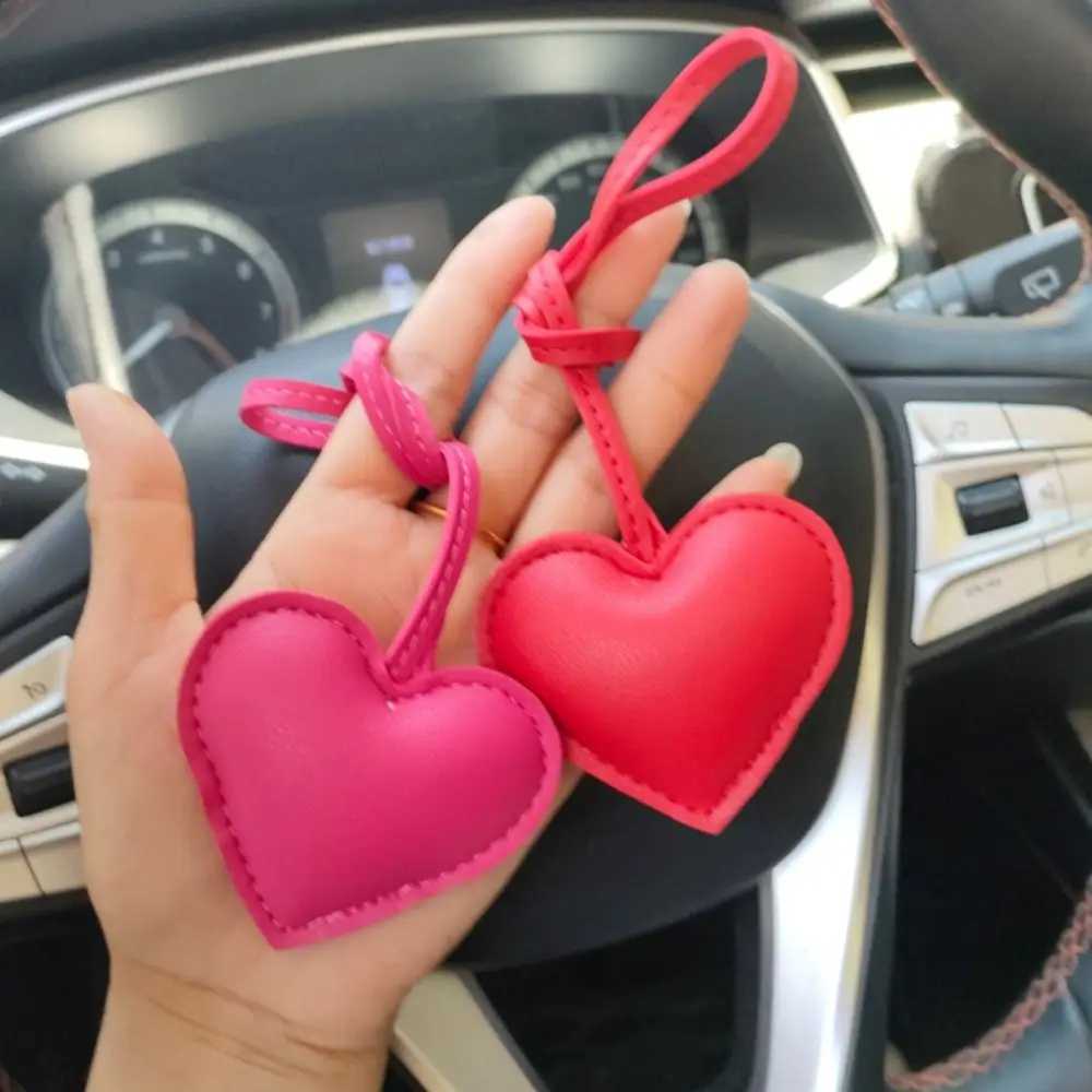 Multi-color PU Leather Heart Keychain Love Cartoon PU Leather Hanger 14 Colors Fashion Bag Pendant Bag OrnamentXJ250319
