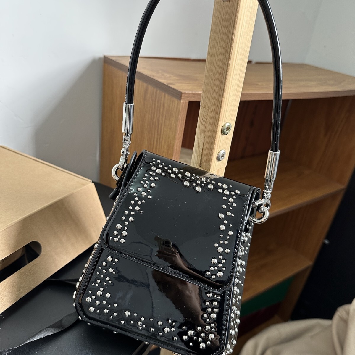 New Xiaoxiangfeng Shiny Small Square Fashionable And Niche Design, Rivet Bag, Personalized Hand-Held Patent Leather Armpit Bag For Women