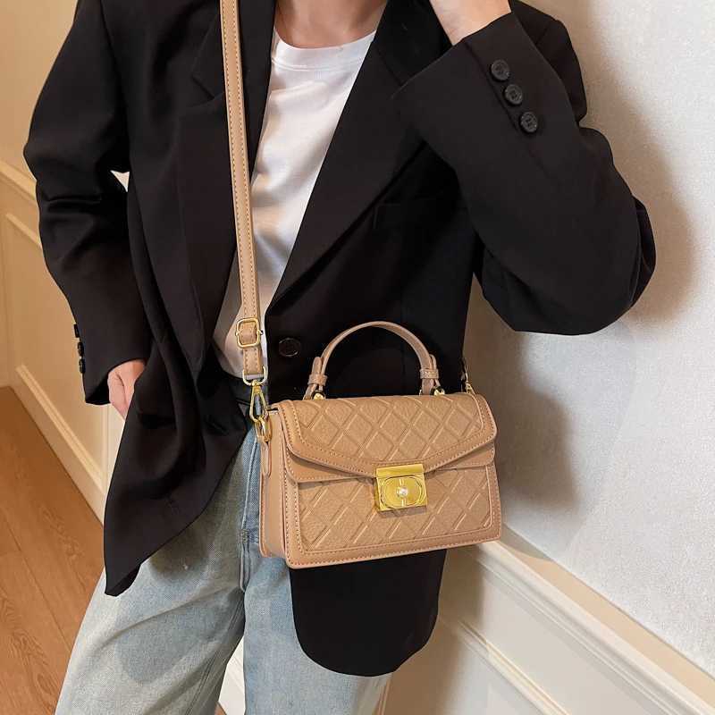 Elegant and short cross body bag - vintage textured leather shopper high-end minimalist Parisian fashion style Y250319