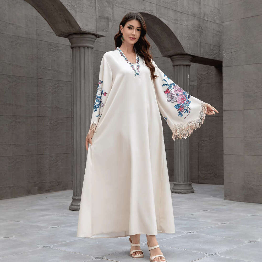 Sw0916 Muslim Women's Robe V-Neck Embroidered Tassel Style Arab Dress Abaya