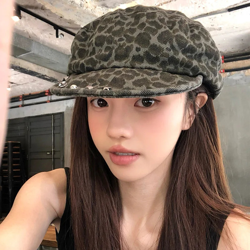 Retro Leopard Print Rivet n Berets Cap Y2K Spring Summer Fashion Personality Versatile Flat Top sboy Hats for Woman 250320