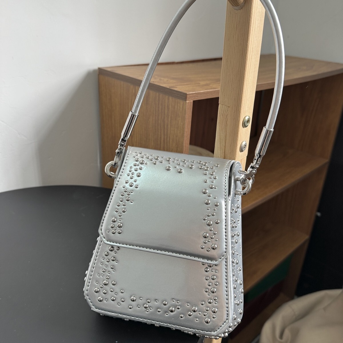 New Xiaoxiangfeng Shiny Small Square Fashionable And Niche Design, Rivet Bag, Personalized Hand-Held Patent Leather Armpit Bag For Women
