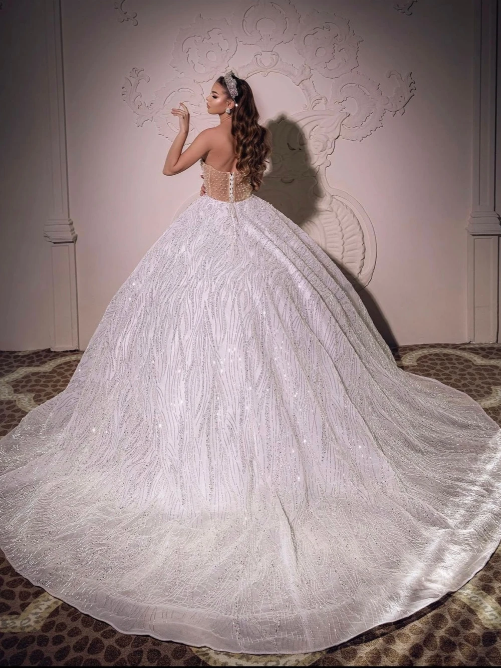 Designer Women Wedding Sweetheart Neck Sleeveless Backless Bridal Gowns Sequins Sweep Train Dress Custom Made