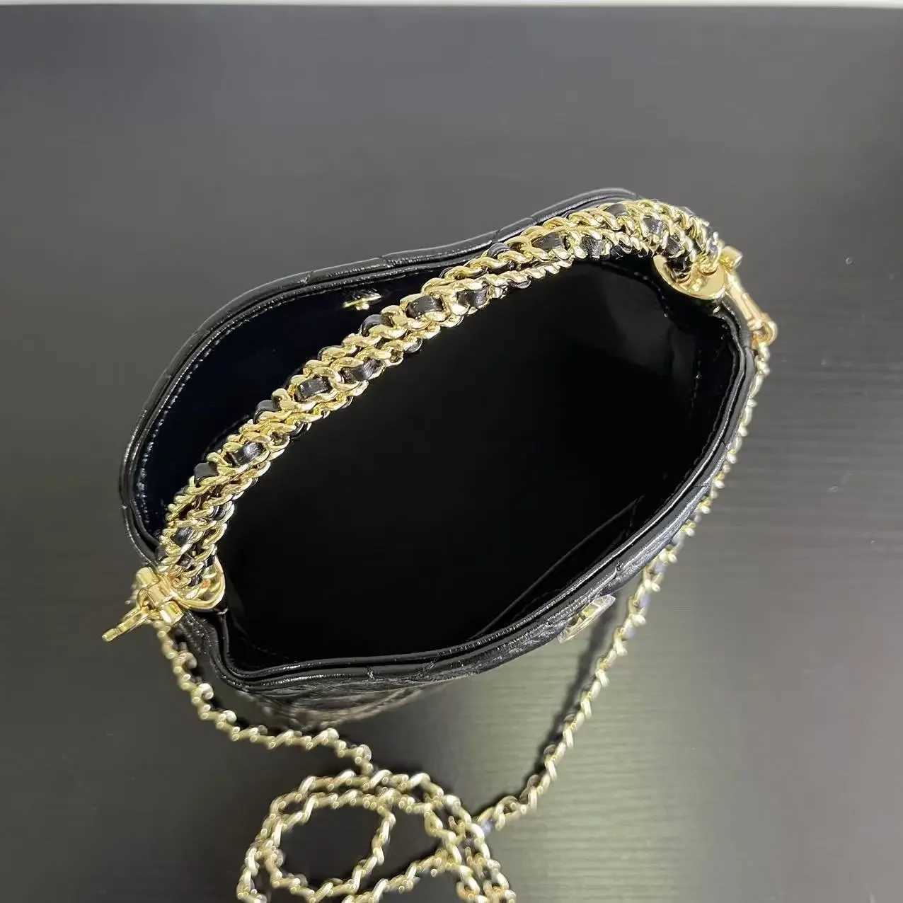Fashionable womens Argyle chain homeless cross body bag soft retro bucket bag with handle suitable for womens shoulder bag Y250319