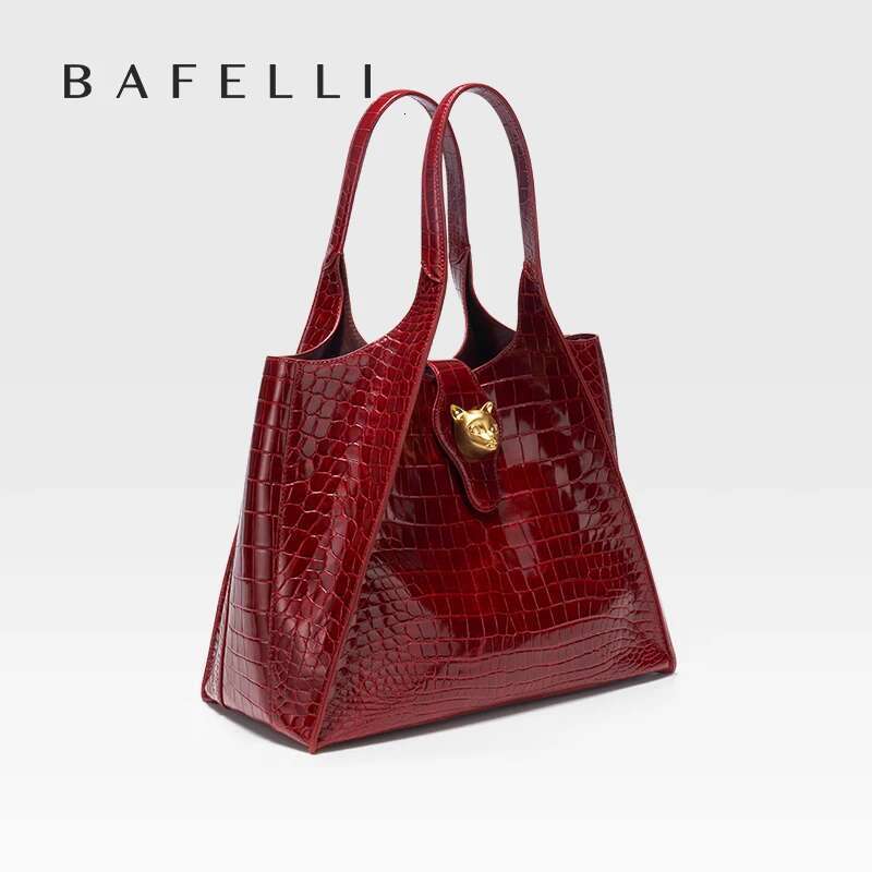 New 2025 Light Crocodile Pattern Genuine Leather Women's Messenger Bag Commuter Versatile Large Capacity Handbag