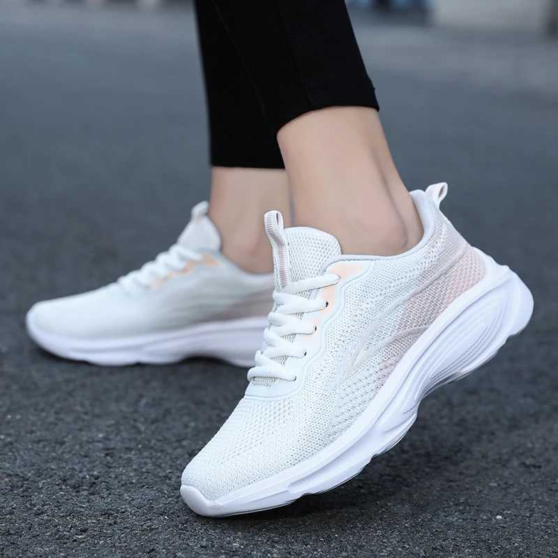 Flying knife low top fashionable womens shoes breathable and lightweight sports shoes college style student non slip soft soled running shoesW250320
