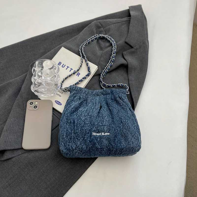 A solid colored cloth bag shoulder bag that can be worn on the body fashionable and trendy to meet womens daily commuting needs Y250319