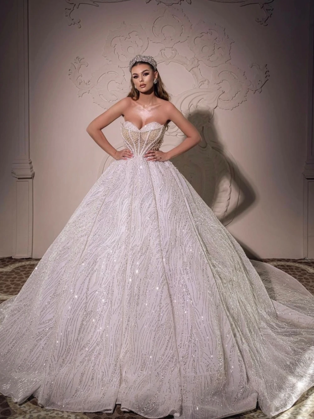 Designer Women Wedding Sweetheart Neck Sleeveless Backless Bridal Gowns Sequins Sweep Train Dress Custom Made