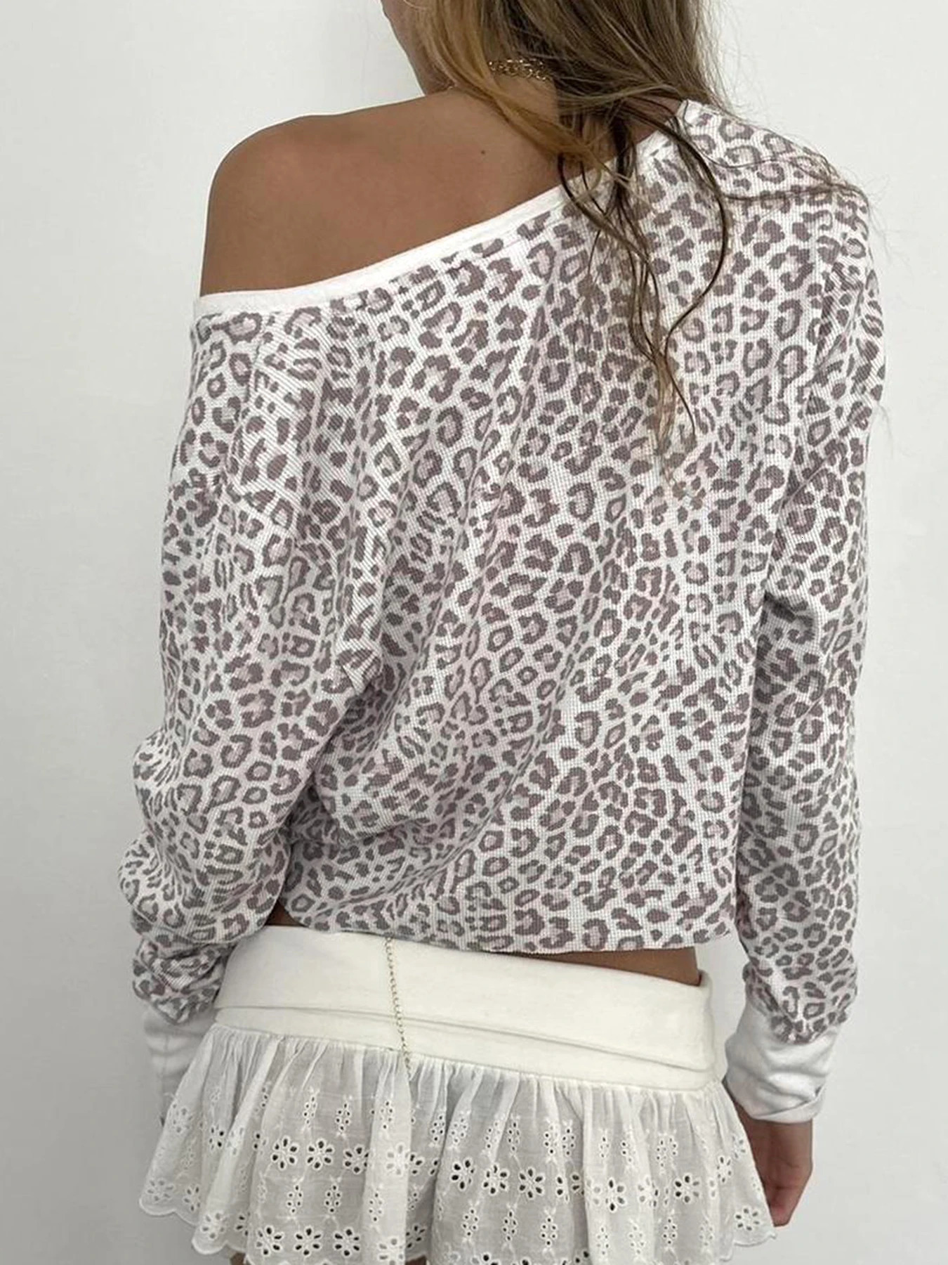IAMSURE Casual Leopard Printed T Shirt Loose V-Neck Long Sleeve Tees Women Autumn Spring Fashion Streetwear Ladies Fashion 250320