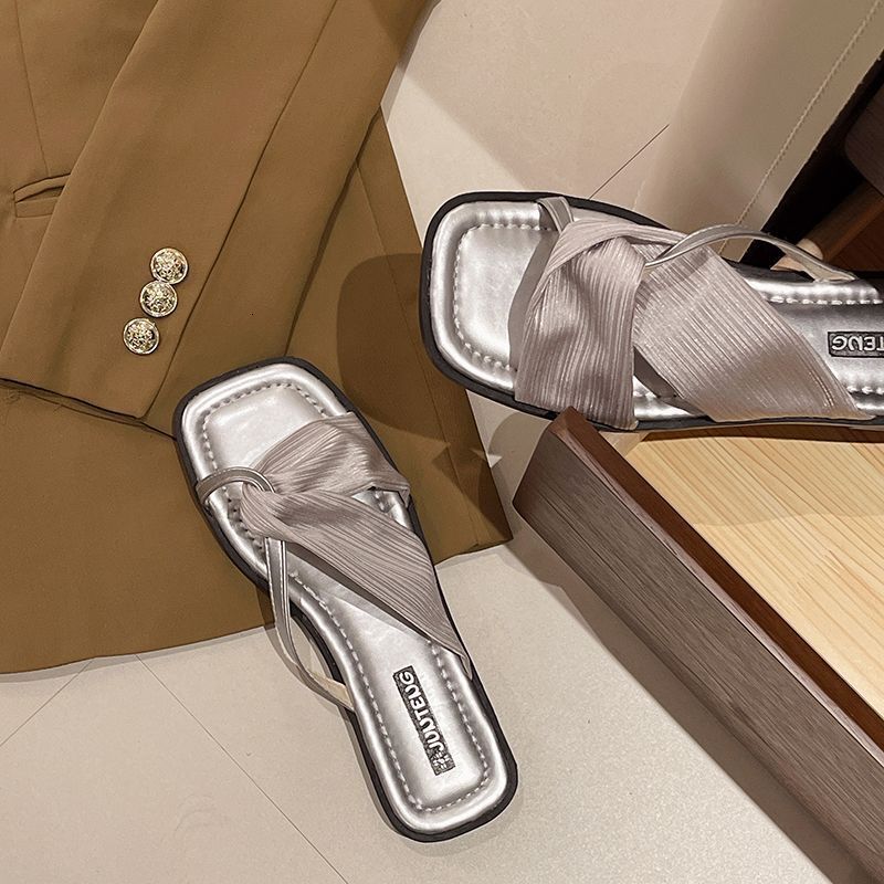 French High-end Internet Celebrity Women's Fashion Slippers 2025 Designer Sandal New Niche Super Hot Matching Skirt Cool Slippers Small Fragrant 