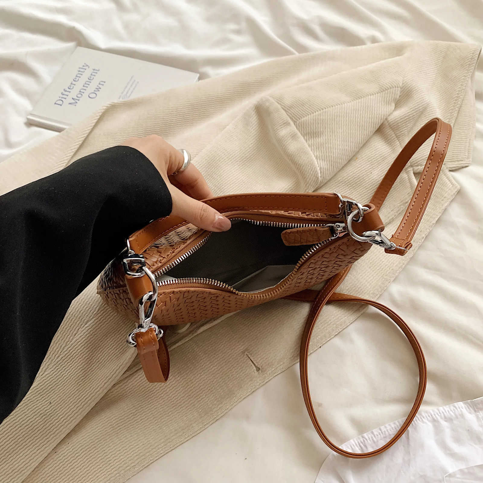 Womens lightweight soft leather woven arm bag Versatile handheld garbage bag for autumn high-end horizontal bag 250318