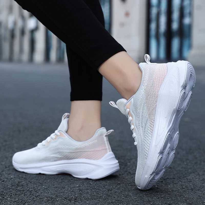 Flying knife low top fashionable womens shoes breathable and lightweight sports shoes college style student non slip soft soled running shoesW250320