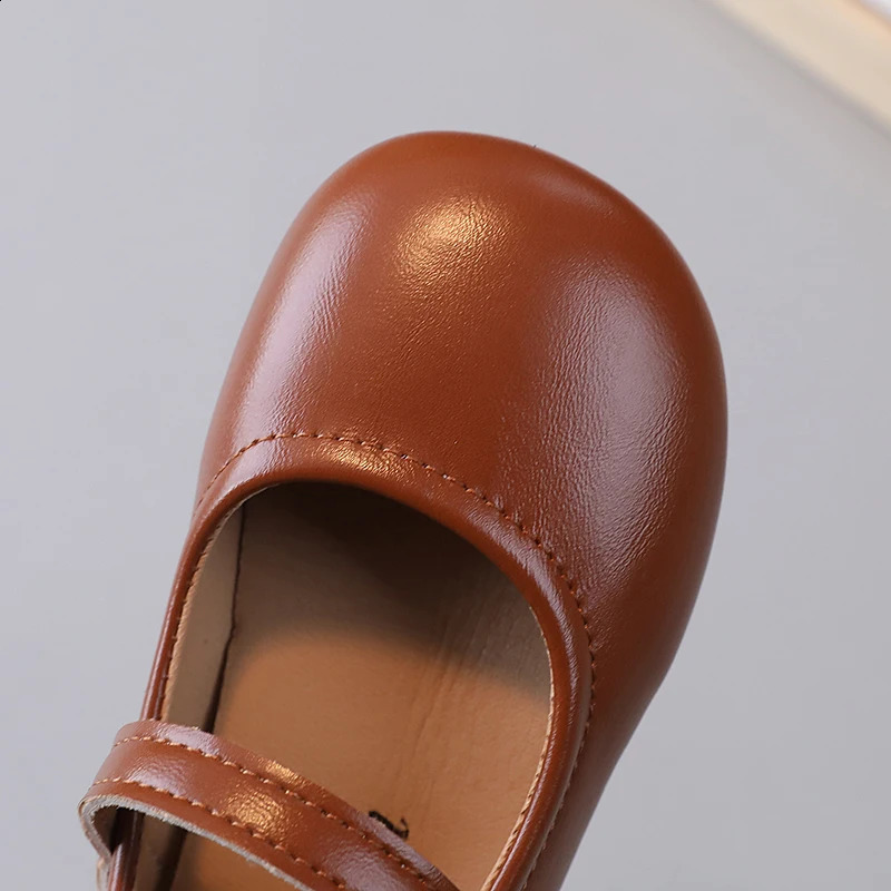 Baby Childrens Single Shoes Brown Round Head Leather Boys Girls Solid Color Soft Nonslip Kids Sandals 250312