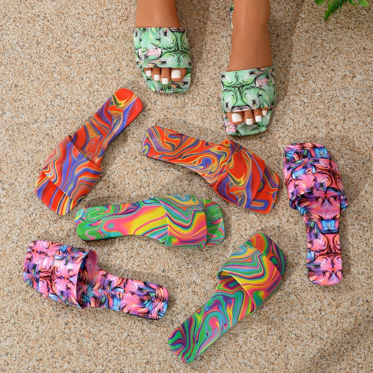 2025 New Designer Sandals Graffiti Flat Flip Flops Outdoor Indoor Big Feet Candy Color Square Toe Beach Sandals