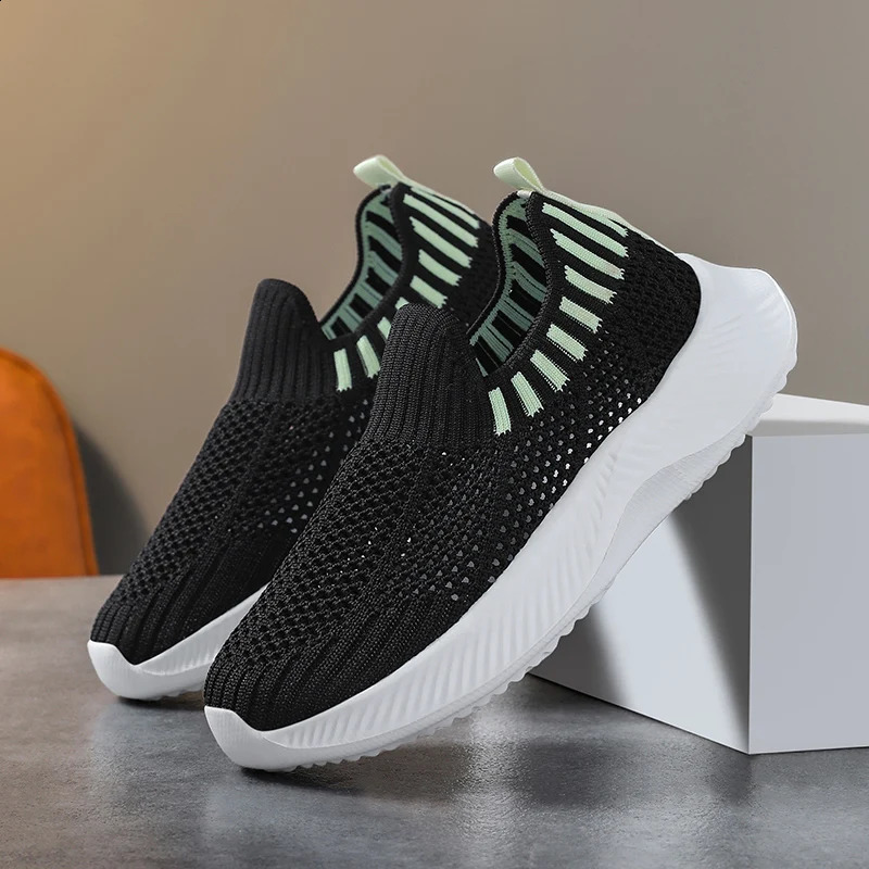 Childrens Sneakers 2025 Spring Mesh Breathable Boys and Girls Sports Shoes Lightweight Soft Sole Student Casual Running Shoes 250319