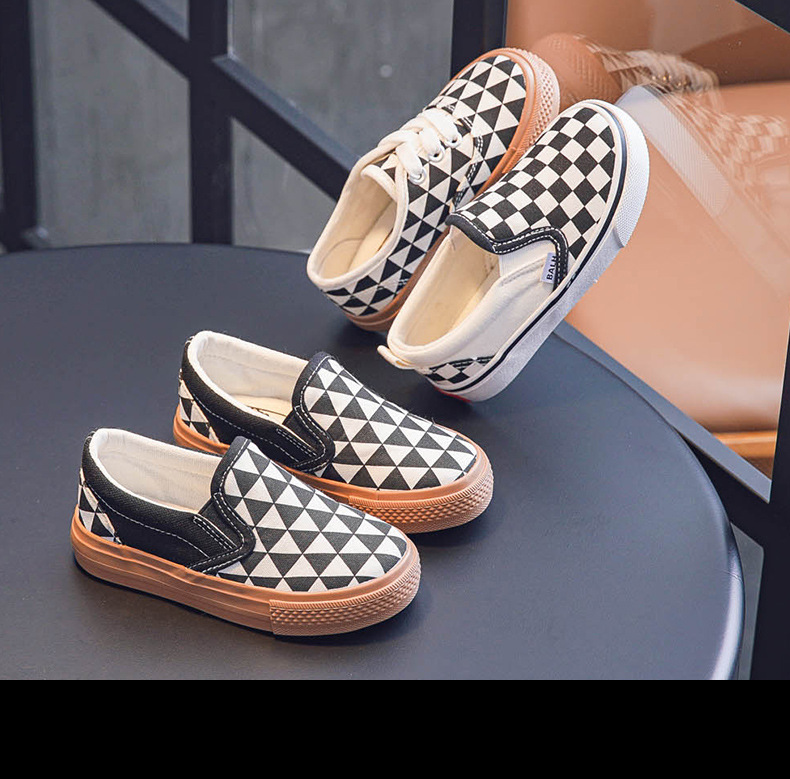 Children's canvas shoes, sneakers and small white shoes for boys and girls Kindergarten indoor shoes with magic tape and slip-on design White sho