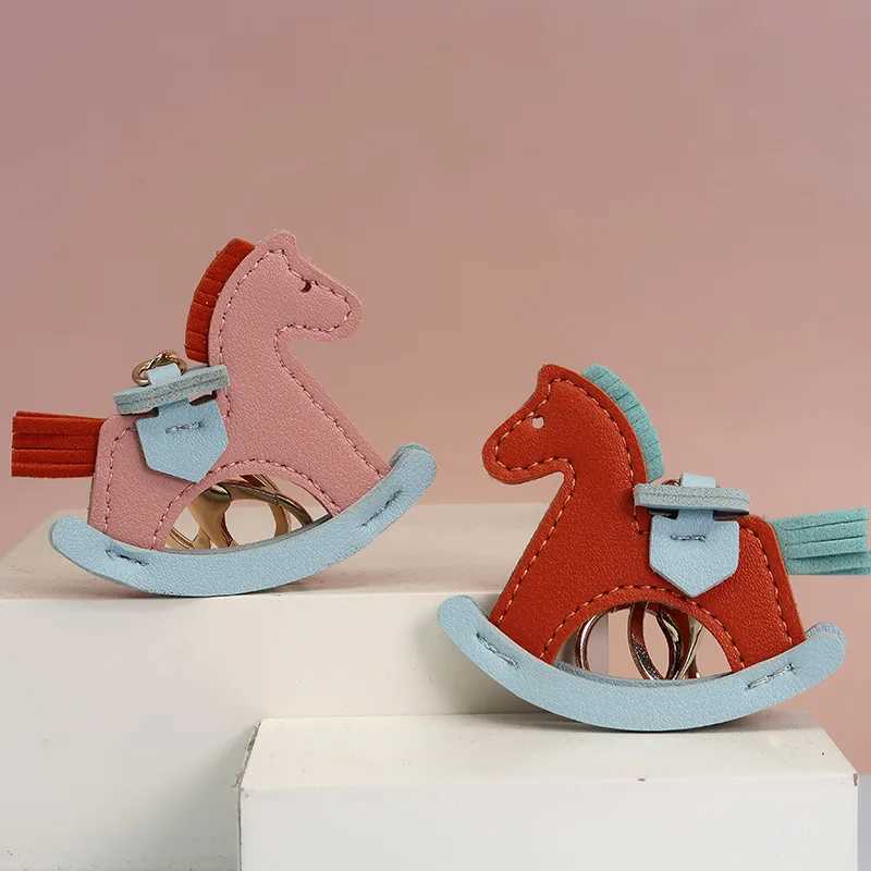 2024 Fashion Designer PU Leather Shake Horse Keychain Pony Pendant Decoration Womens Bag Keychain Charm AccessoriesXJ250319