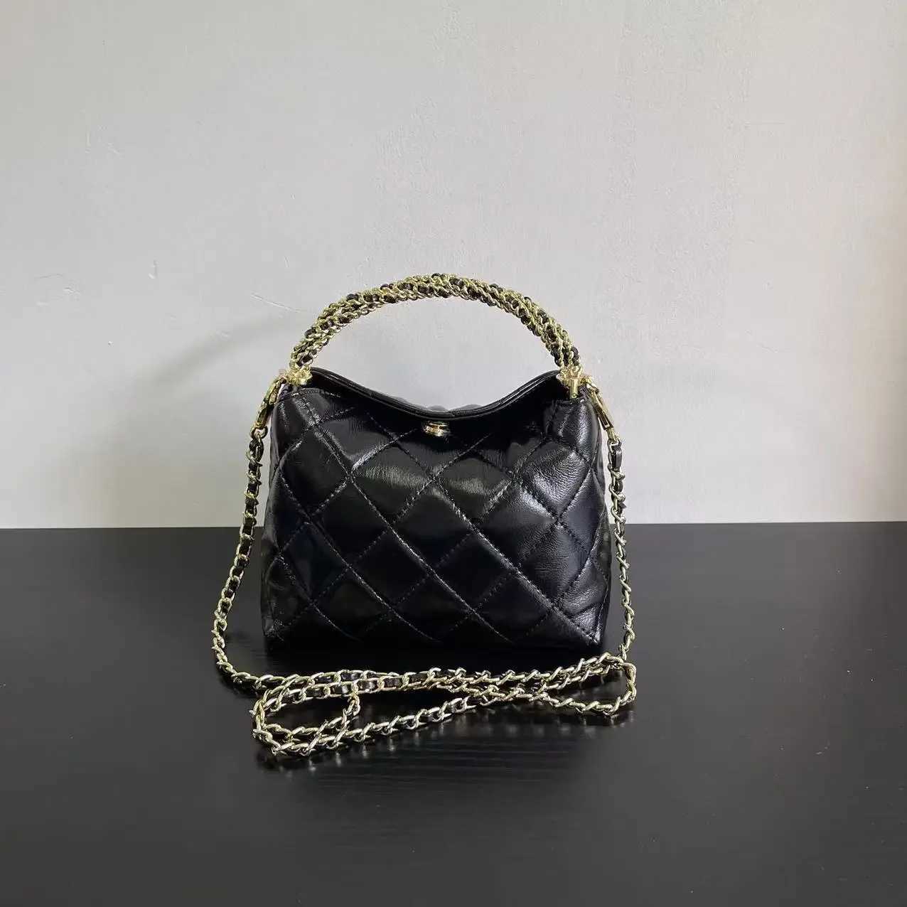 Fashionable womens Argyle chain homeless cross body bag soft retro bucket bag with handle suitable for womens shoulder bag Y250319