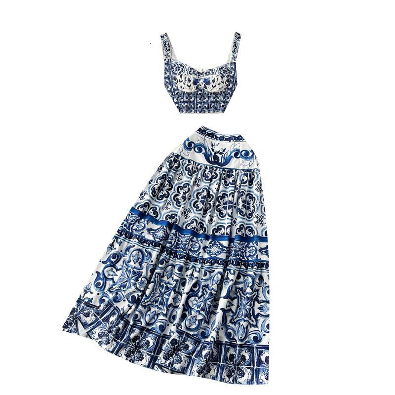 Women Two Piece Set Of Short Strapless Suspender With Three-Dimensional Chest Pad And Pleated Skirt