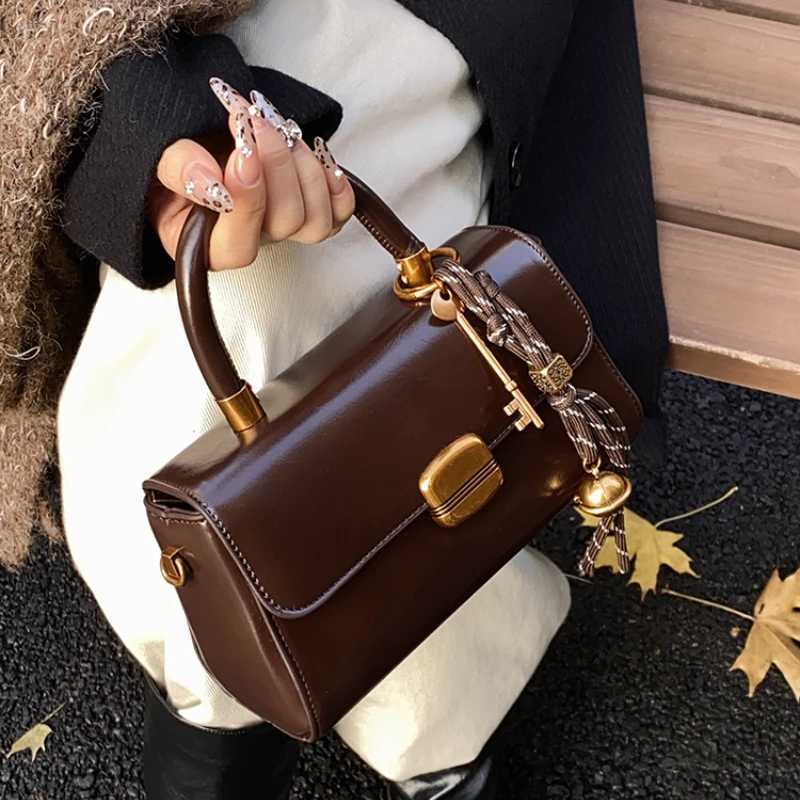 Korean high-end retro handbag womens 2025 new autumn and winter retro cross body bag fashionable handheld small square bag Y250319