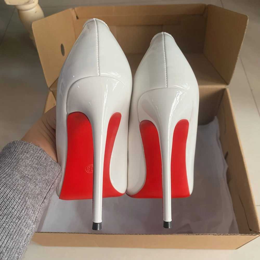 Warm sexy and elegant pump high heels with glossy patent Balck white side V-shaped cut high H-angle toe party curled cut celebrity shoes Y250319