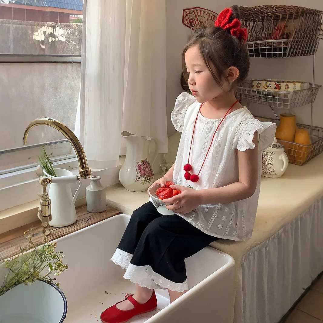 Girls summer lotus leaf lace short sleeved T-shirt suitable for children white childrens clothing toddler clothing baby clothingT250320